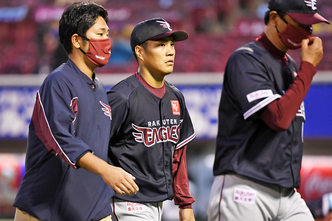 4回表途中、右手に打球を当て、治療で一旦ベンチへ下がる楽天則本昂（中央）（撮影・横山健太）