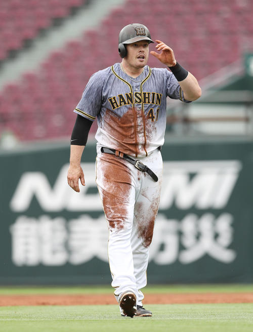 3回裏阪神2死、右越え安打を放ち、二塁へのヘッドスライディングでベルトが壊れるボーア（撮影・前田充）