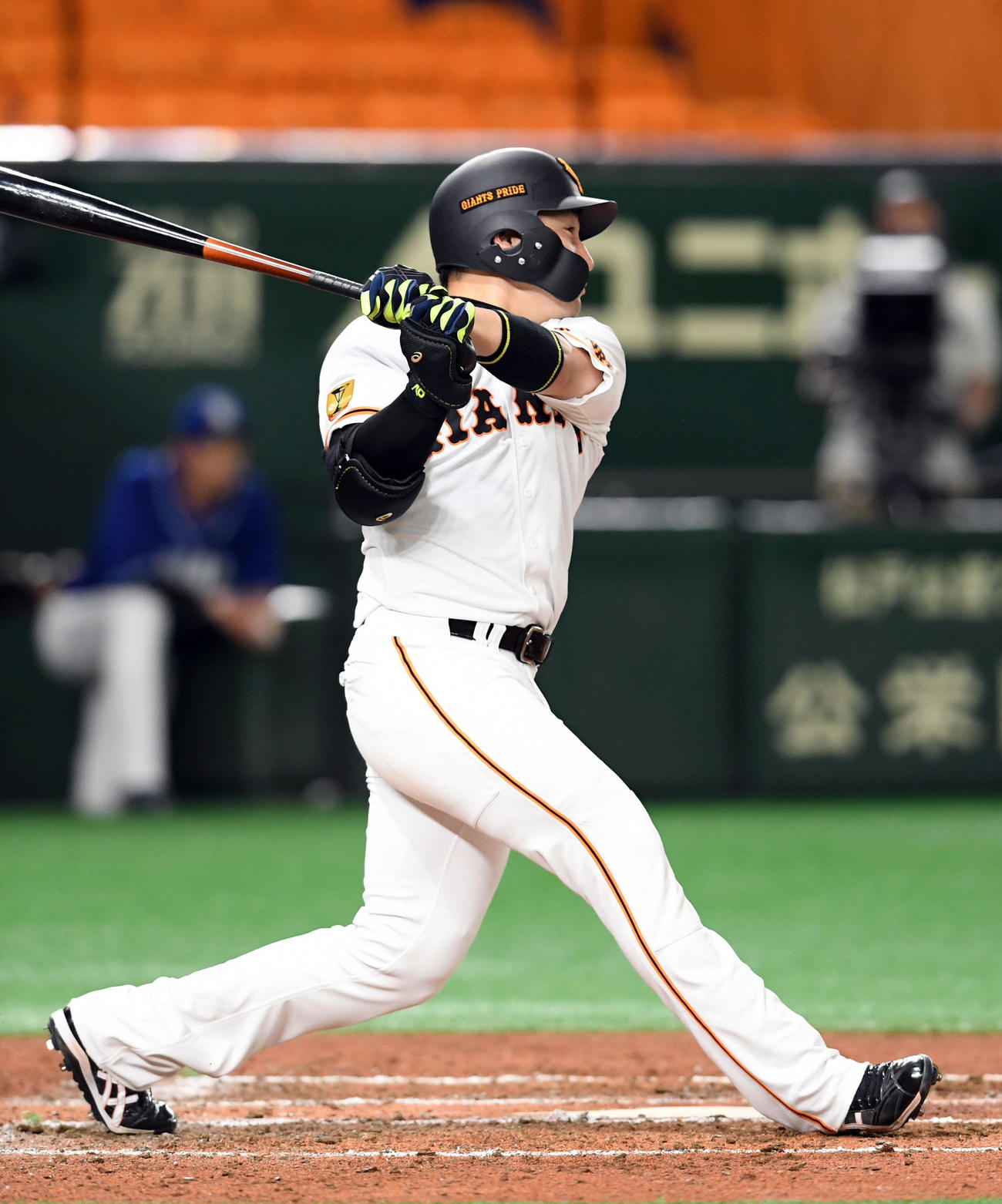 巨人対中日　5回裏巨人2無死一塁、右越えに2点本塁打を放つ丸（撮影・たえ見朱実）