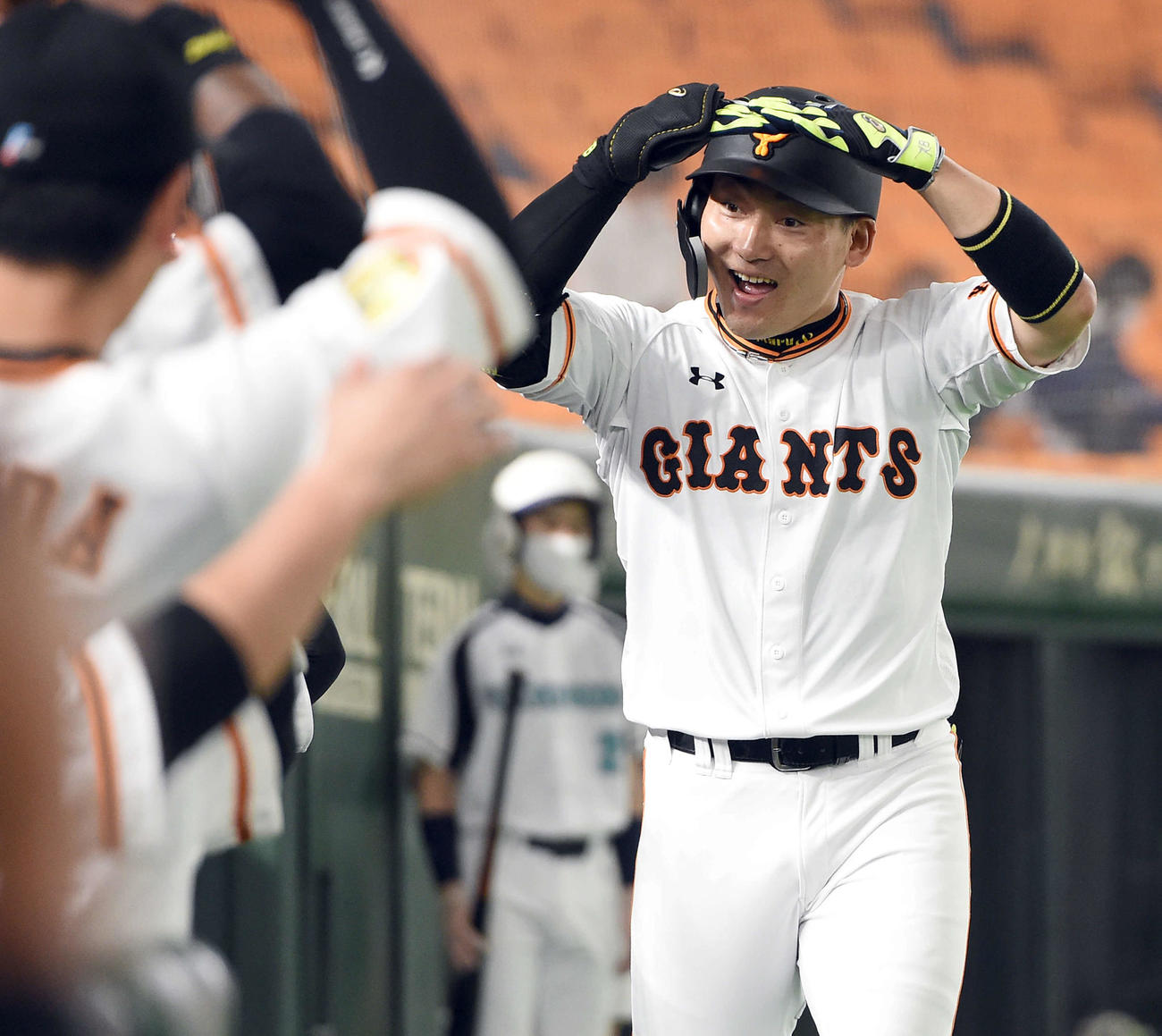巨人対中日　5回裏巨人2無死一塁、右越えに2点本塁打を放った丸佳浩は、ナインと一緒に「丸ポーズ」（撮影・たえ見朱実）