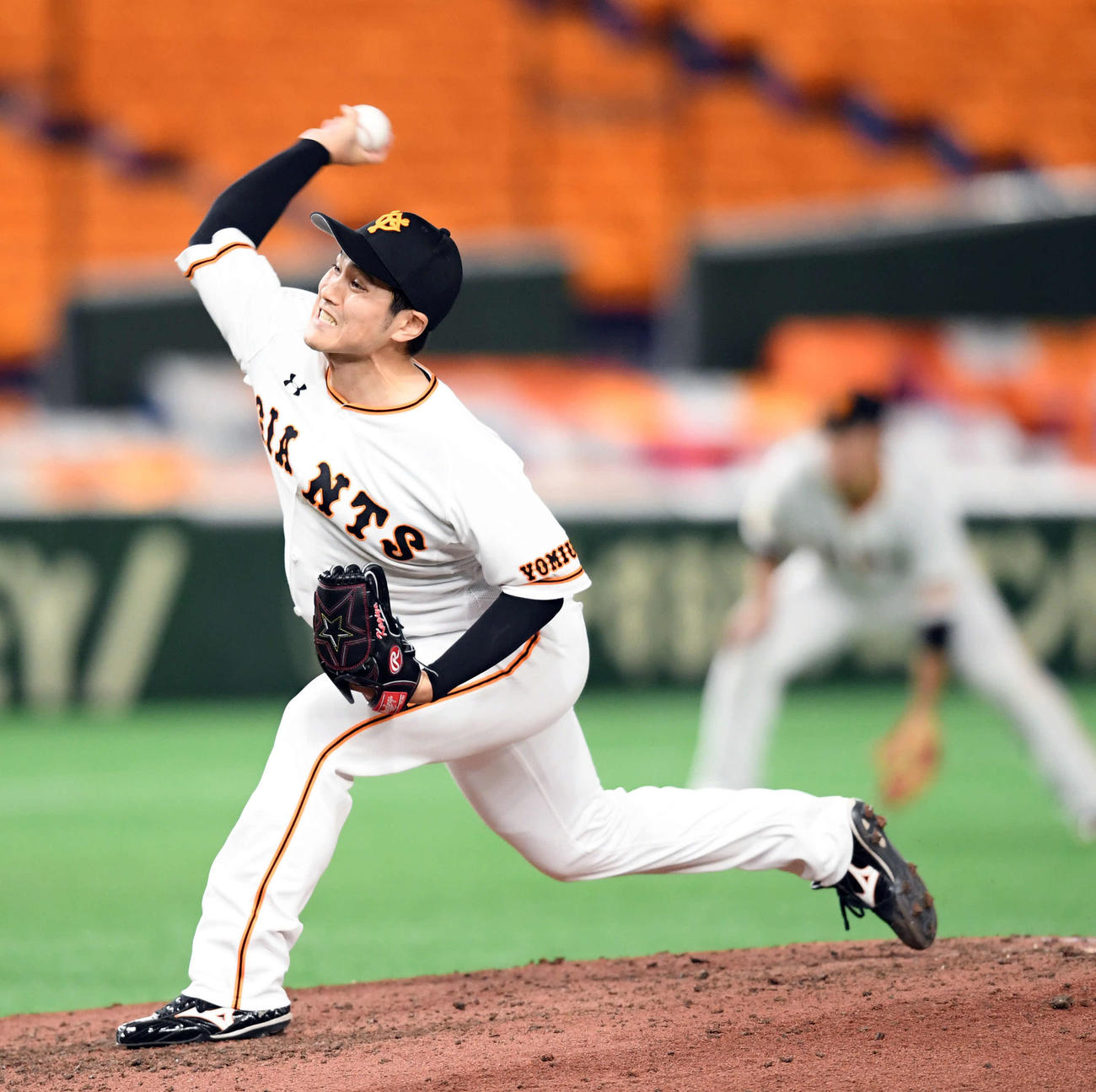 巨人対中日　6回途中からからマウンドに上がった巨人鍵谷（撮影・たえ見朱実）