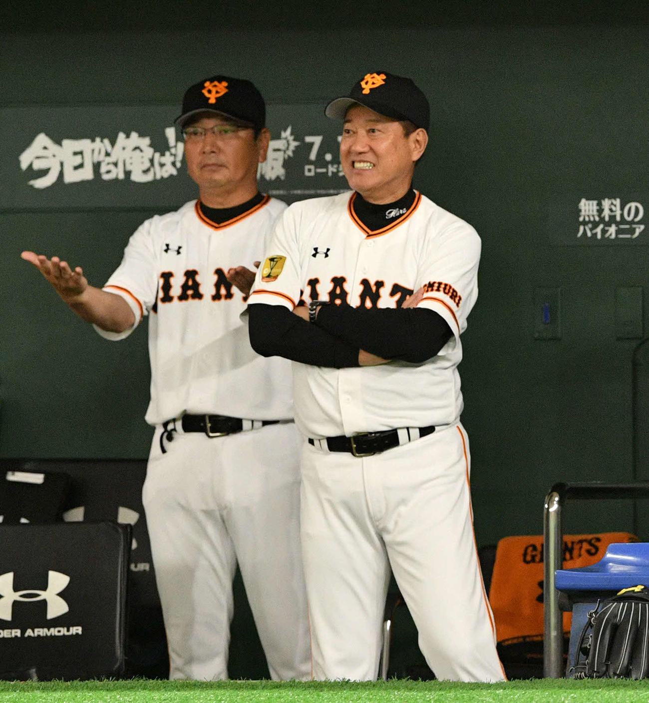 巨人対中日　7回裏巨人無死一塁、丸の二塁打で得点し笑顔の原監督（右）（撮影・滝沢徹郎）