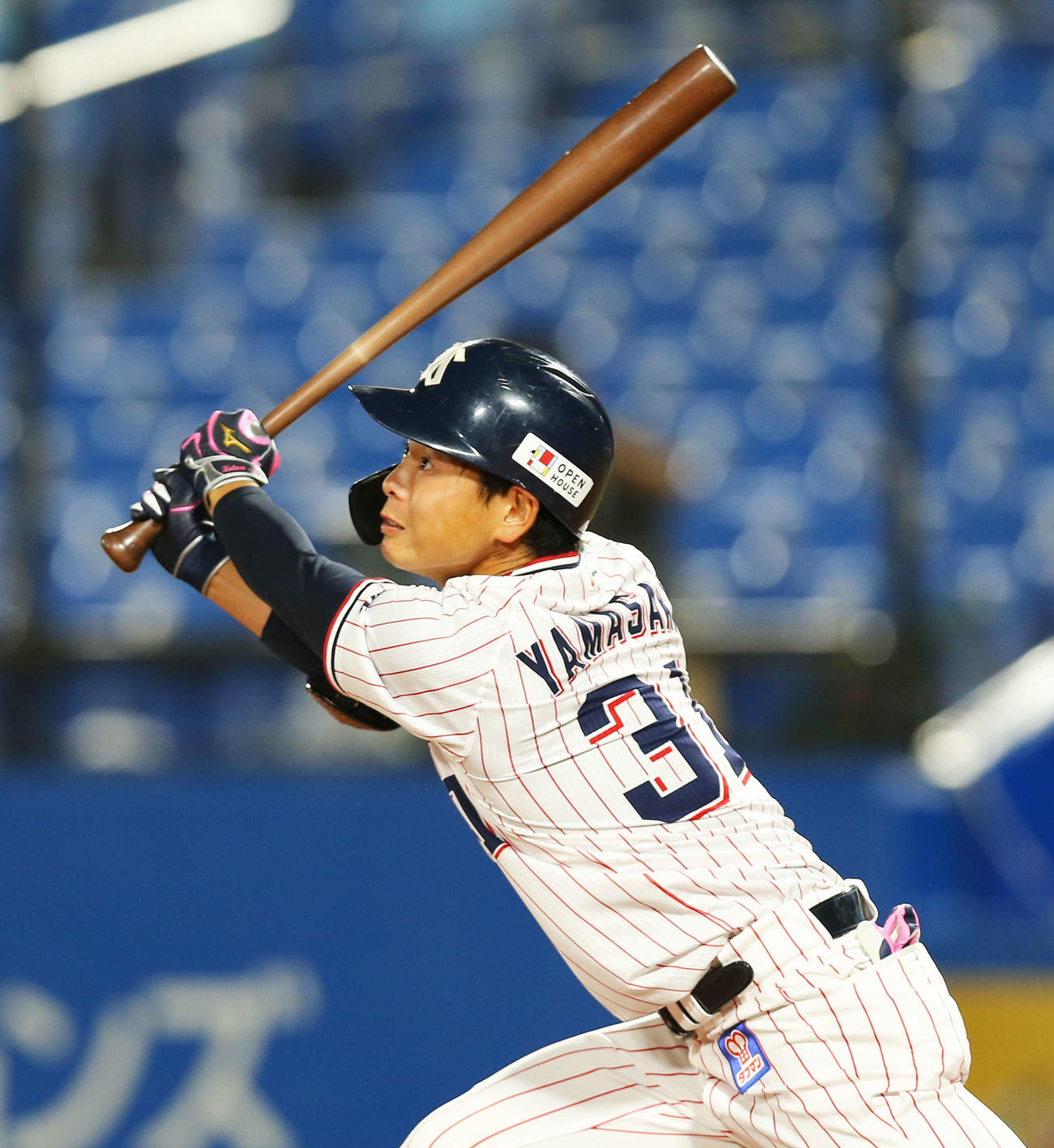 ヤクルト対DeNA　6回裏ヤクルト一死満塁、勝ち越しの左犠飛を放つ山崎（撮影・河田真司）