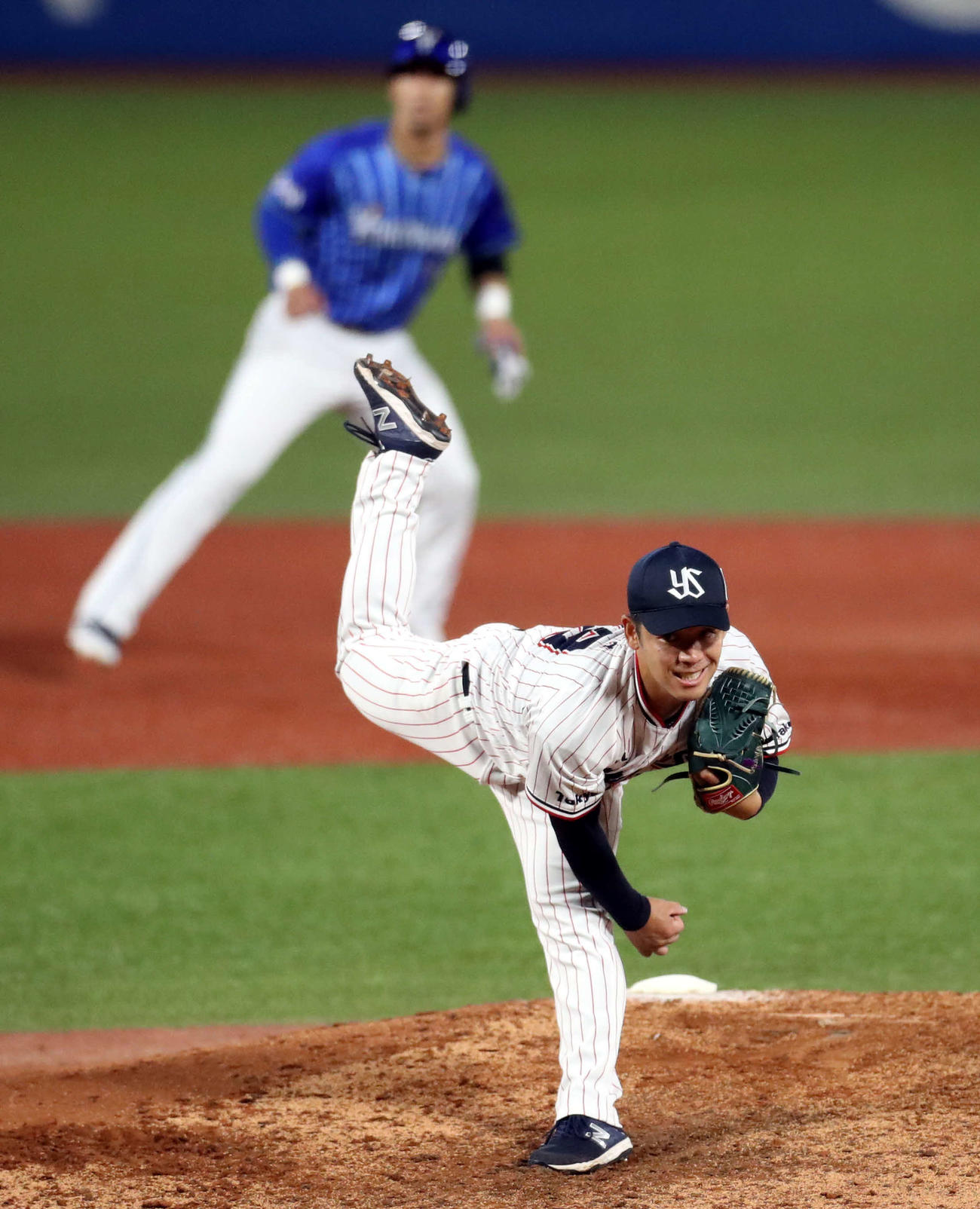 ヤクルト対DeNA　5回表、力投するヤクルト先発の小川（撮影・狩俣裕三）