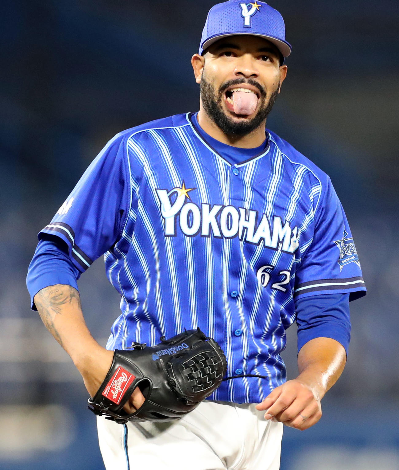 ヤクルト対DeNA　4回裏DeNA1死、山崎を投ゴロに打ち取り、大きな舌を出すエスコバー（撮影・狩俣裕三）