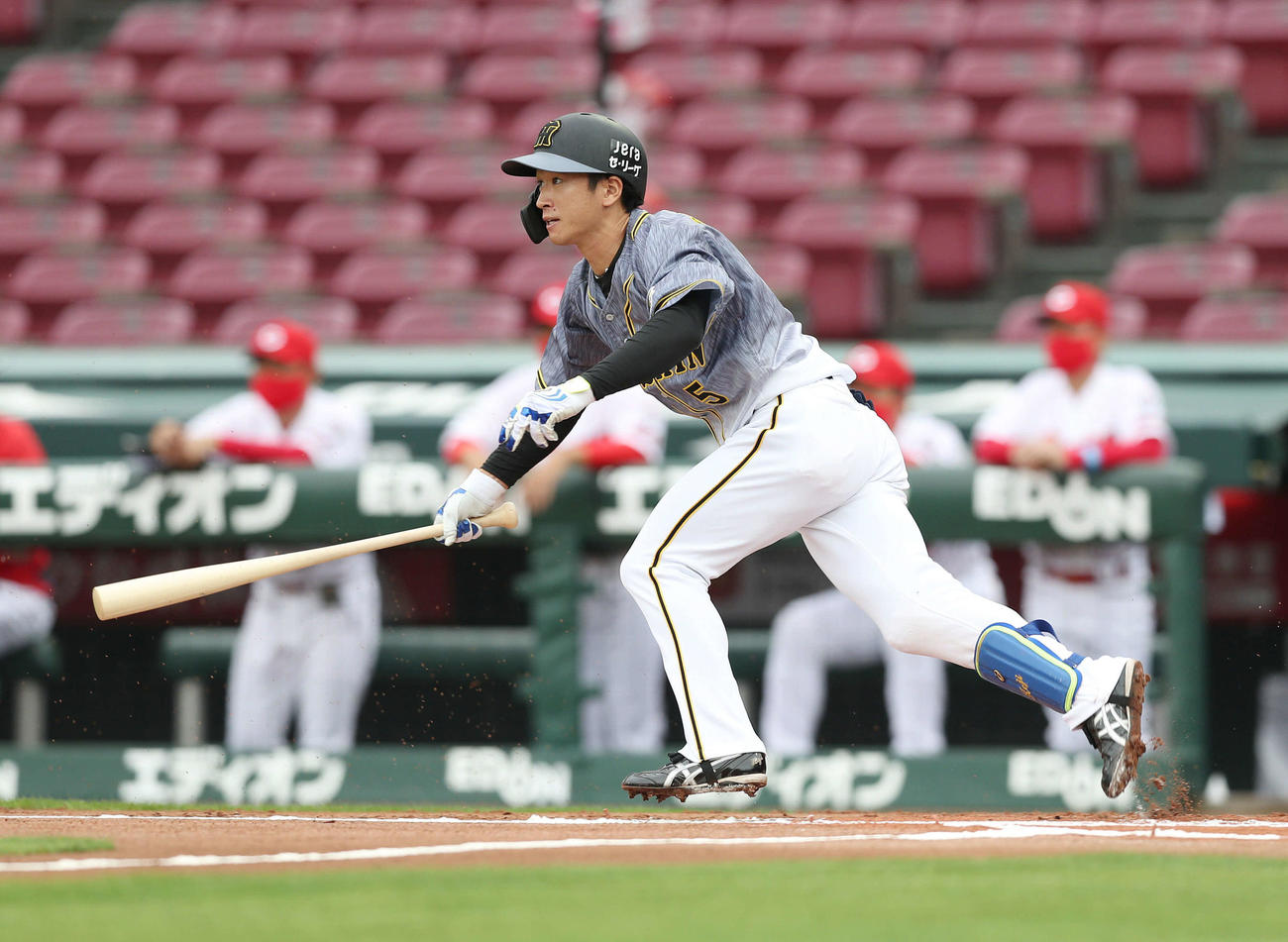 広島対阪神　1回表阪神無死、二塁内野安打を放つ近本（撮影・前田充）