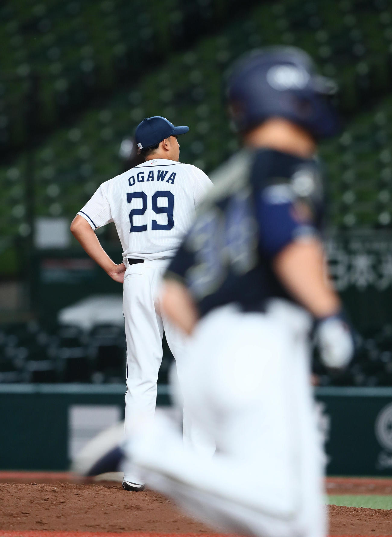 西武対オリックス　8回表オリックス1死一塁、吉田正（手前）に右越え2点本塁打を浴びた小川（撮影・足立雅史）