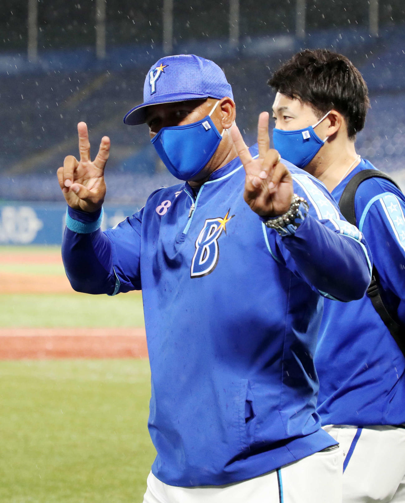 ヤクルト対DeNA　勝利しVサインで引き揚げるDeNAラミレス監督（撮影・鈴木正人）