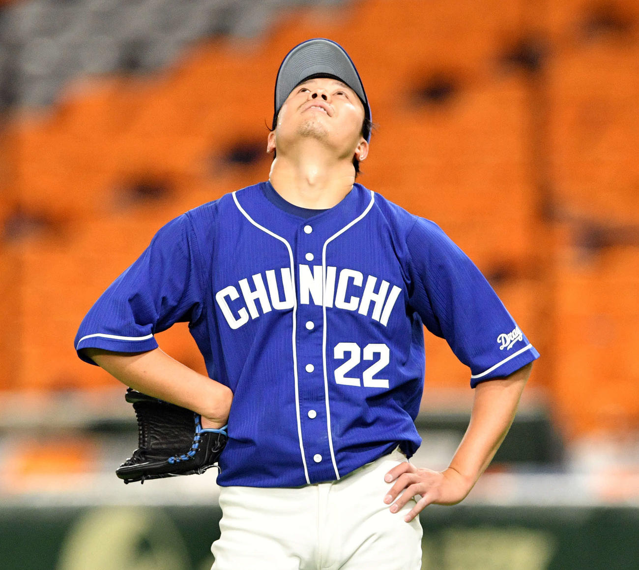 6回裏、坂本に先制の左越えソロ本塁打を浴び天を仰ぐ大野雄（撮影・滝沢徹郎）