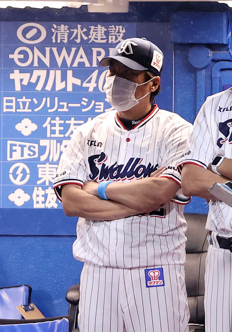 ヤクルト対DeNA　9回裏ヤクルトの攻撃を見つめる高津監督（撮影・鈴木正人）