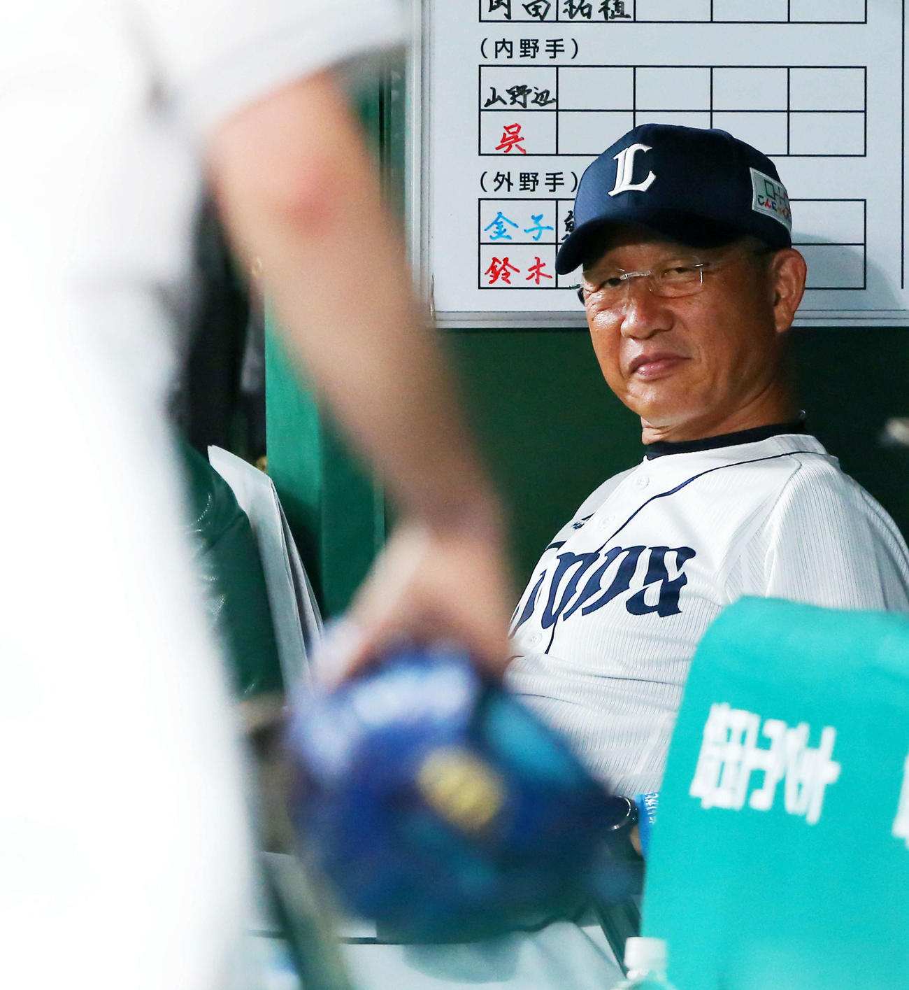 西武対オリックス　4回表オリックスの攻撃を終えベンチで笑みを浮かべる辻監督（撮影・河田真司）