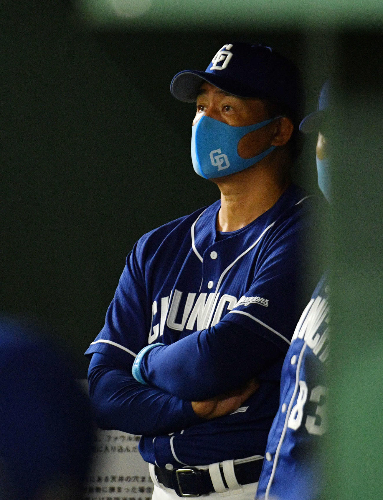 巨人対中日　戦況に視線を送る中日与田監督（撮影・滝沢徹郎）