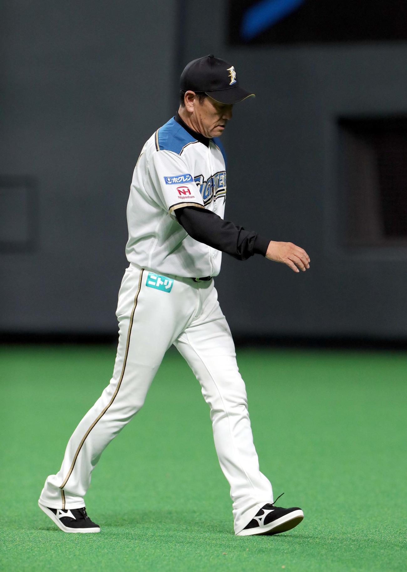 日本ハム対ソフトバンク　選手交代を告げベンチに戻る日本ハム栗山監督（撮影・佐藤翔太）
