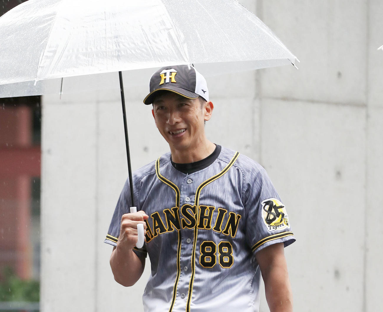 室内練習場へ向かう阪神矢野監督（撮影・前田充）