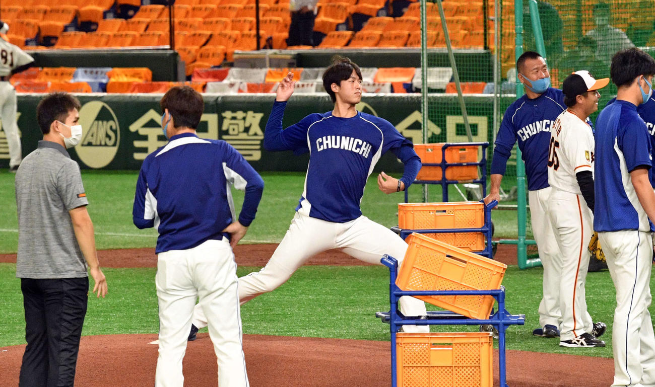 巨人対中日　試合前練習で東京ドームのマウンドを確かめる中日梅津（中央）（撮影・滝沢徹郎）