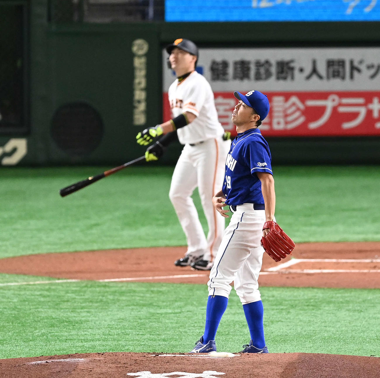 巨人対中日　1回裏巨人無死一、二塁、丸に先制の右越え3点本塁打を浴びる吉見（撮影・鈴木みどり）