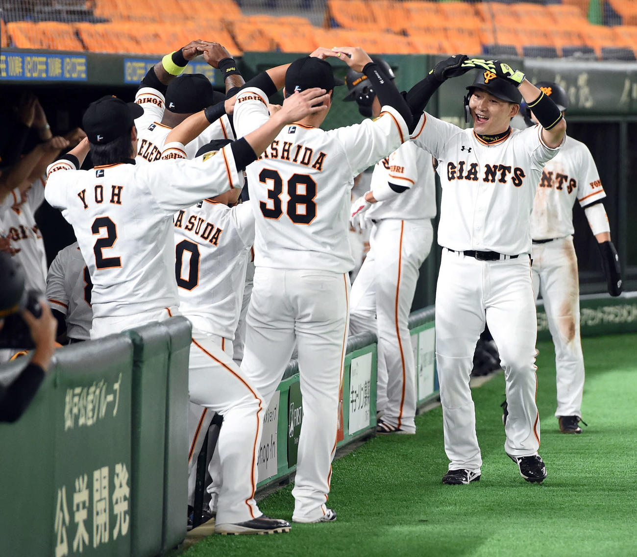 巨人対中日　1回裏巨人無死一、二塁、右越えに先制の3点本塁打を放った丸佳浩はナインと「丸ポーズ」を決める（撮影・たえ見朱実）