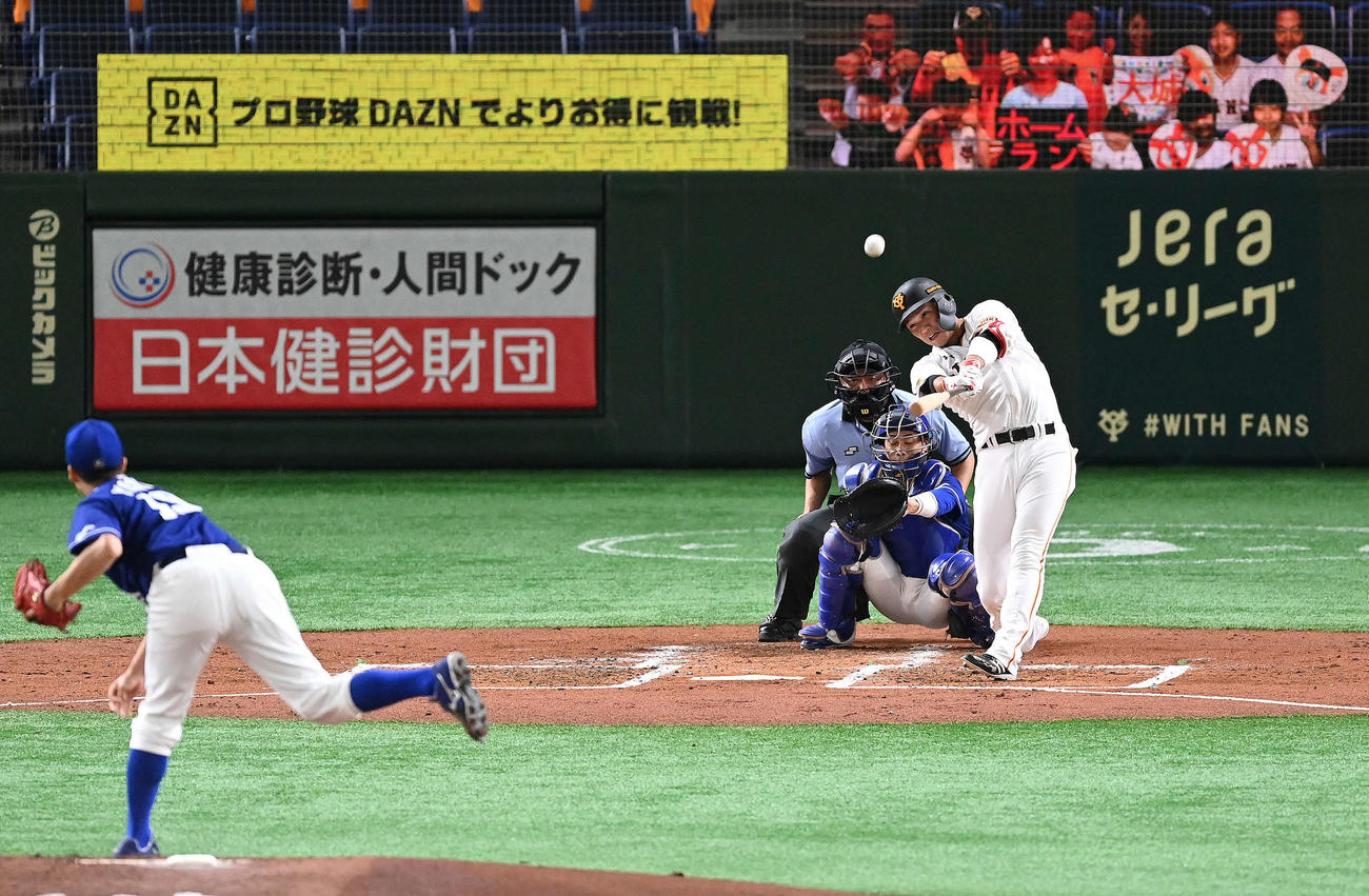 巨人対中日　2回裏巨人2死、左越えソロ本塁打を放つ坂本。投手吉見（撮影・鈴木みどり）