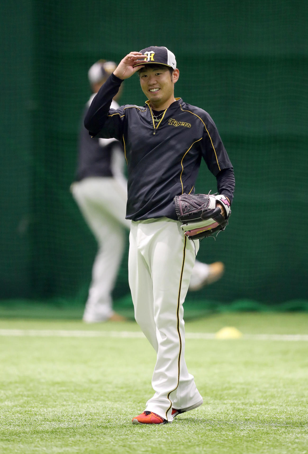 3日、室内練習場でキャッチボールを行い笑顔を見せる阪神西勇輝（撮影・前田充）