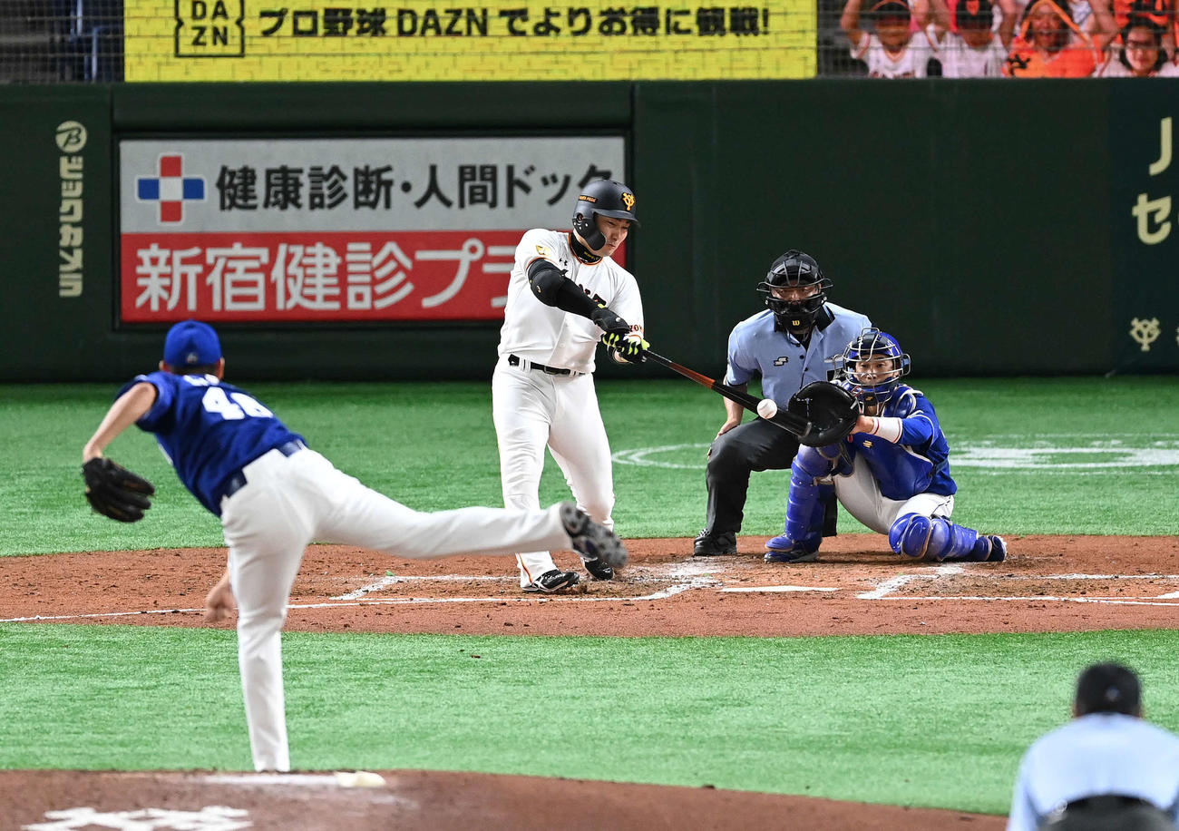 巨人対中日　5回裏巨人無死一塁、右越え2点本塁打を放つ丸。投手鈴木（撮影・鈴木みどり）
