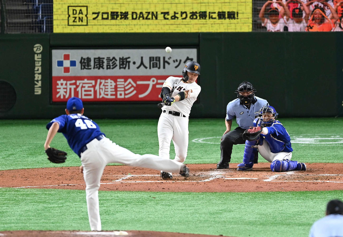 巨人対中日　5回裏巨人無死一塁、右越え2点本塁打を放つ丸。投手鈴木（撮影・鈴木みどり）