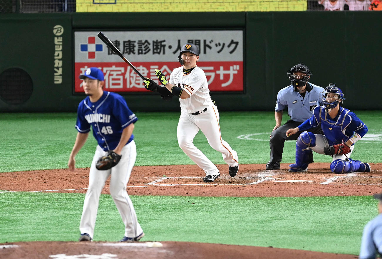 巨人対中日　5回裏巨人無死一塁、右越え2点本塁打を放つ丸。投手鈴木（撮影・鈴木みどり）