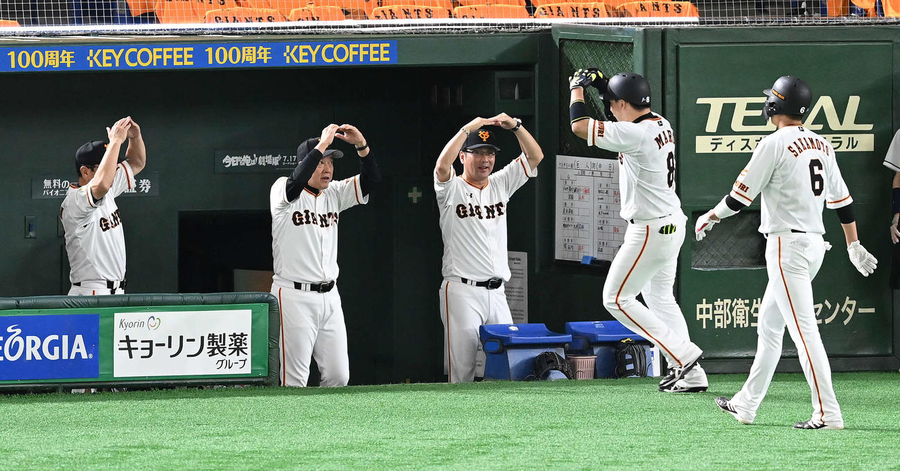 巨人対中日　5回裏巨人無死一塁、右越え2点本塁打を放った丸（右から2人目）を丸ポーズで迎える原監督（左から2人目）（撮影・鈴木みどり）