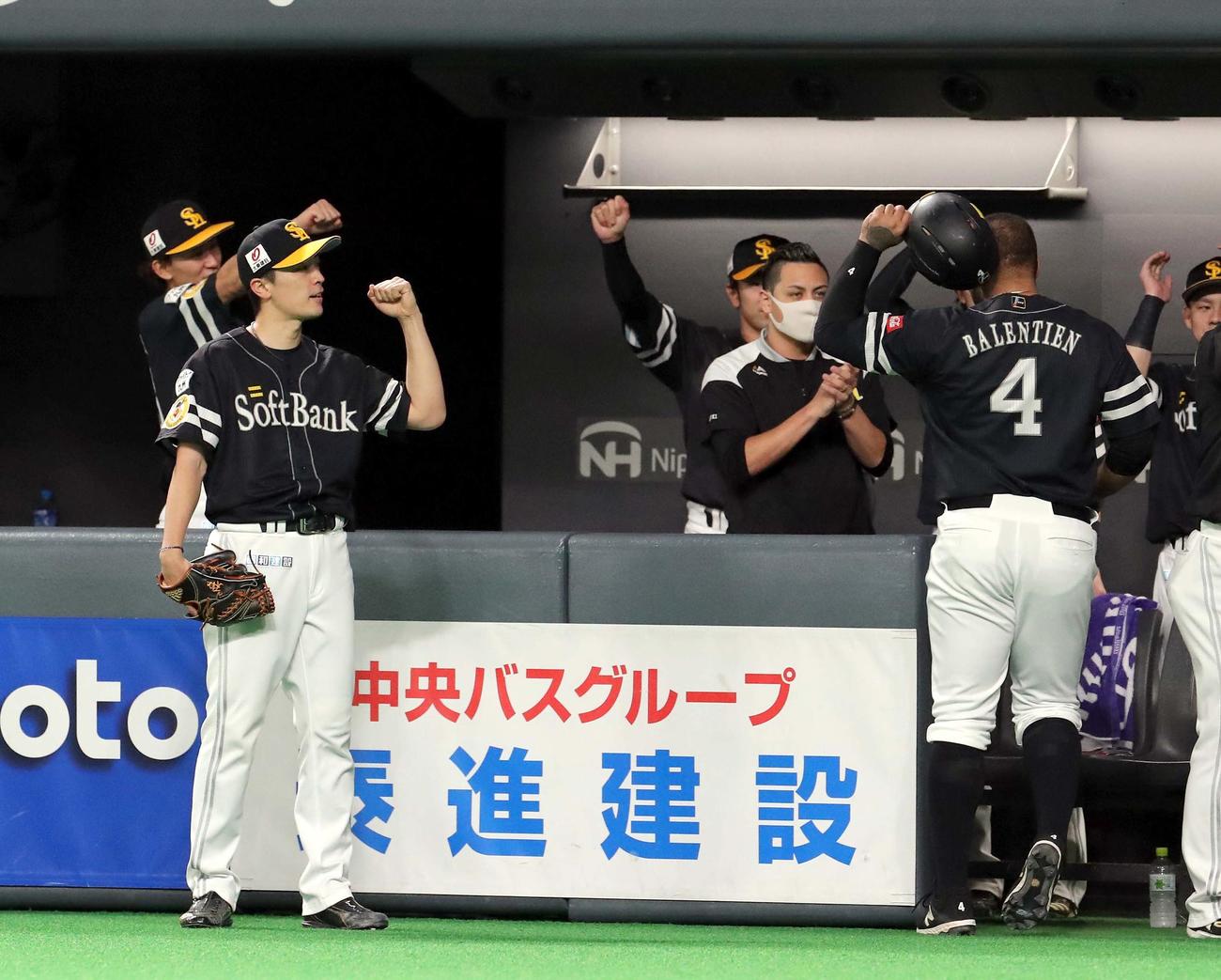 日本ハム対ソフトバンク　3回表ソフトバンク1死満塁、日本ハム石井一成の後逸により生還したバレンティンをガッツポーズをしながら出迎える和田（左）（撮影・佐藤翔太）