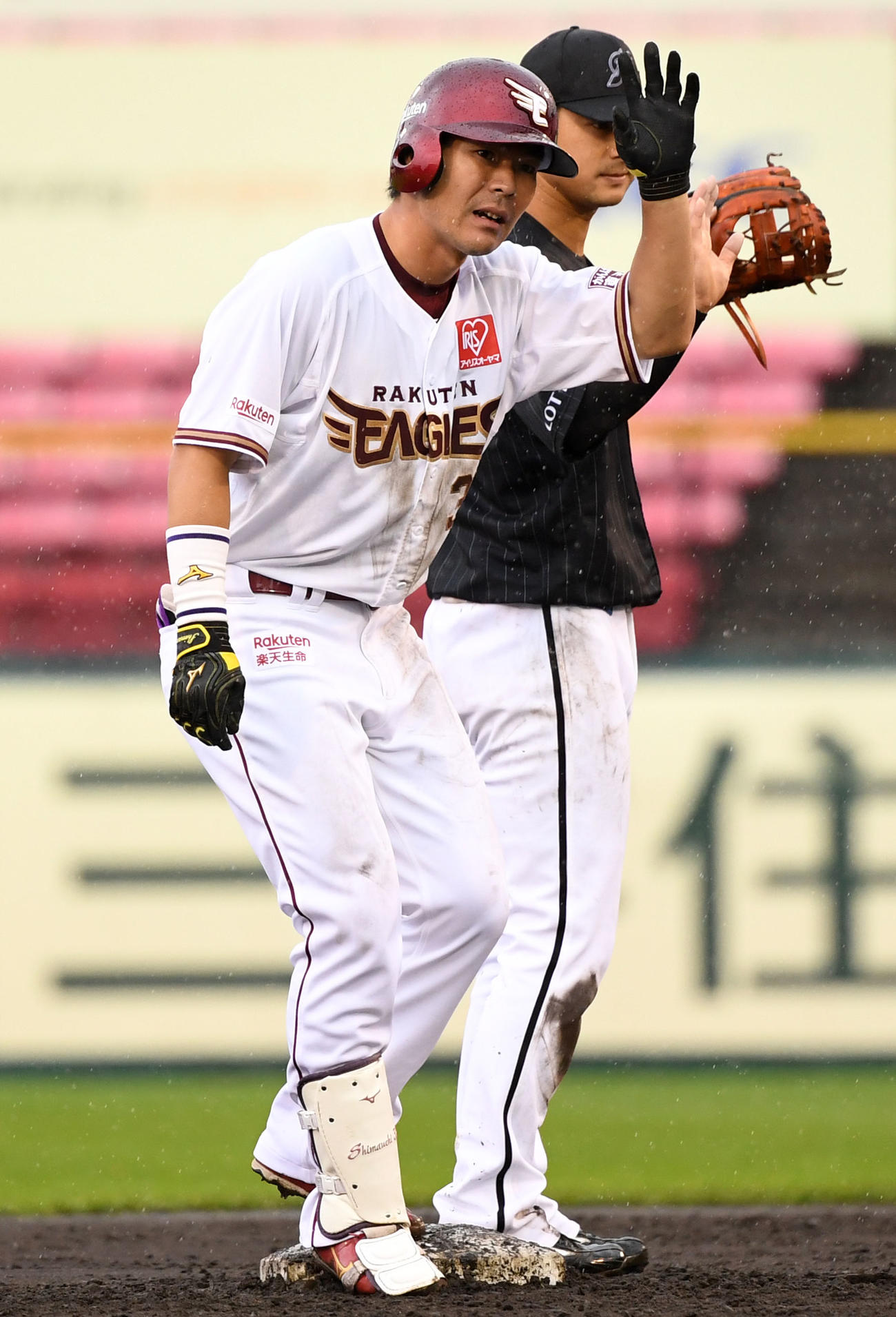 楽天対ロッテ　5回裏楽天2死二塁、右越え適時二塁打を放ちバーンポーズをする島内（撮影・横山健太）