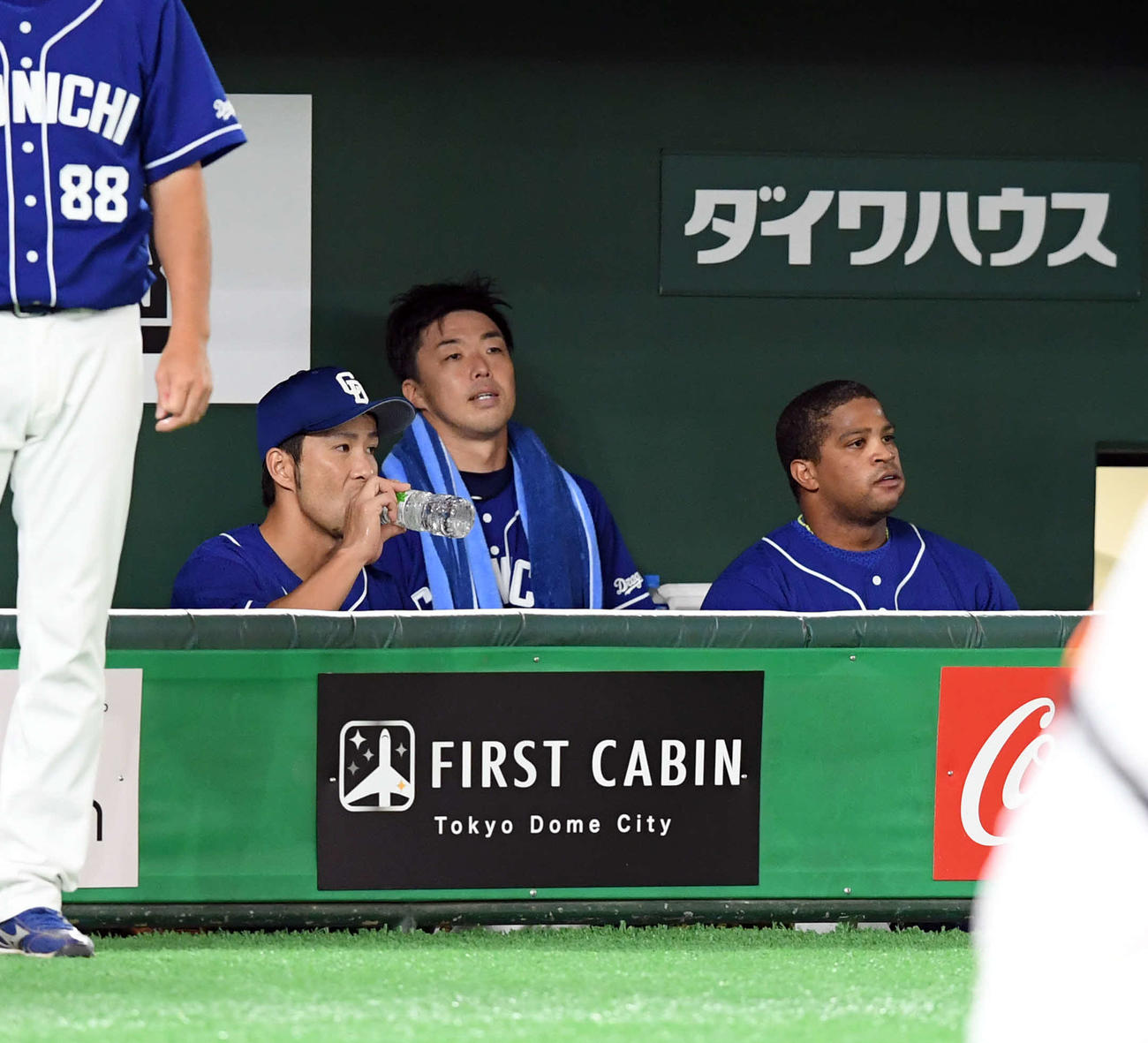 巨人対中日　2回で4失点の中日の先発吉見一起は、ベンチに戻りぼうぜんとした表情（撮影・たえ見朱実）