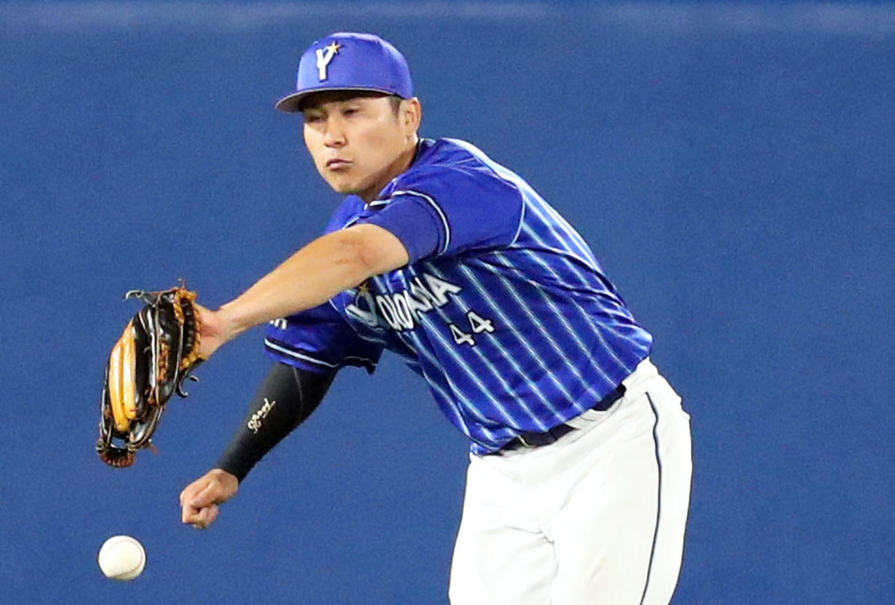 ヤクルト対DeNA　8回裏ヤクルト無死、山崎のフライを落球する佐野（撮影・狩俣裕三）