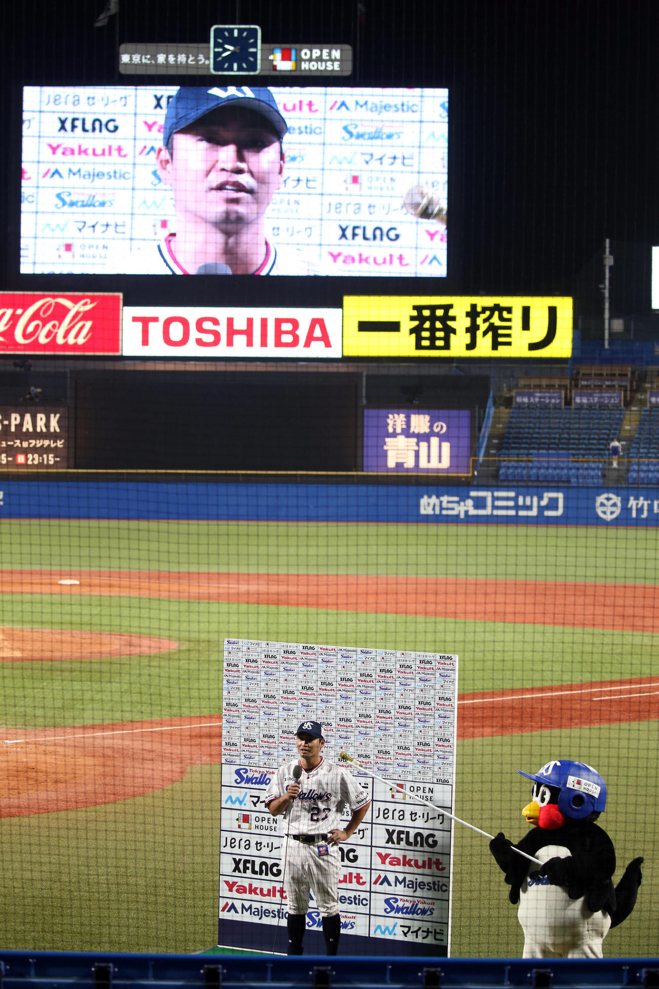 ヤクルト対DeNA　つば九郎がマイクを向ける中、ヒーローインタビューに答える青木（撮影・狩俣裕三）