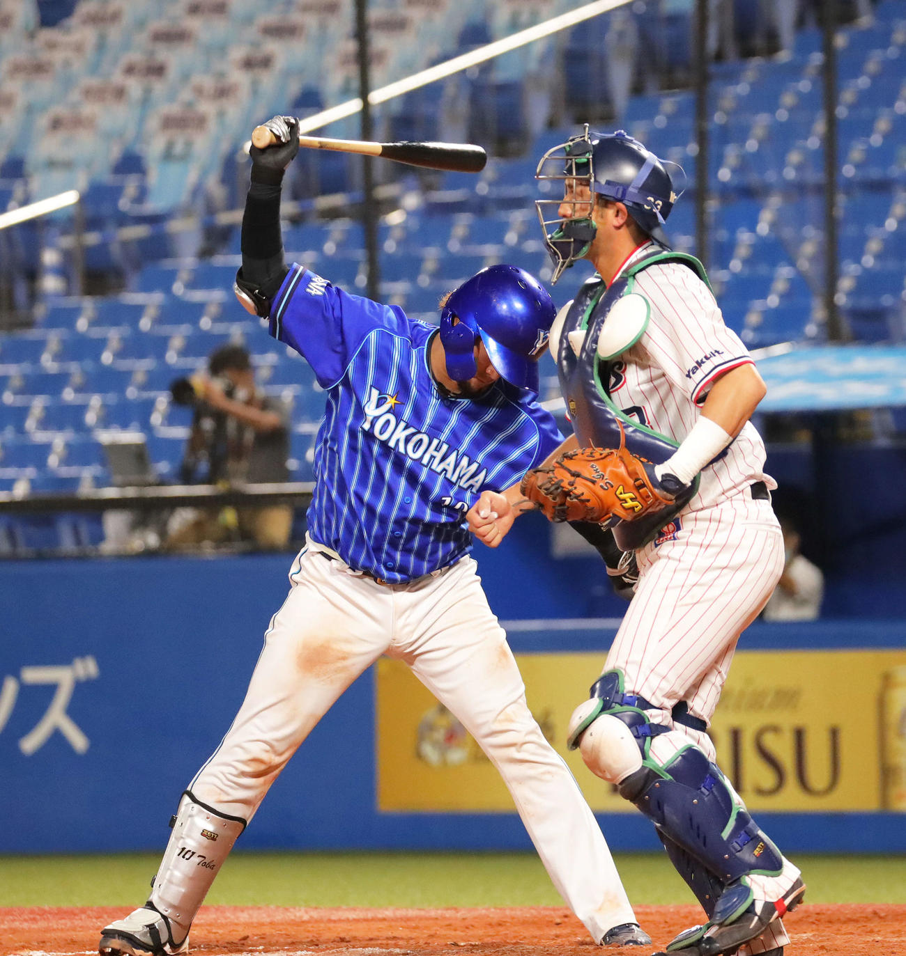 ヤクルト対DeNA　9回表DeNA2死一、二塁、最終打者となる戸柱は三振に倒れバットを振り下ろす（撮影・河田真司）　　