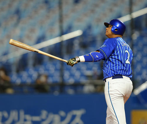 ヤクルト対DeNA 4回表DeNA無死、左越えソロ本塁打を放つロペス(撮影・河田真司)