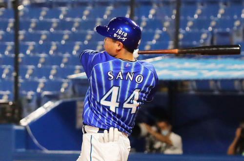 ヤクルト対DeNA 5回表DeNA2死一、二塁、右前同点適時打を放つ佐野(撮影・河田真司)