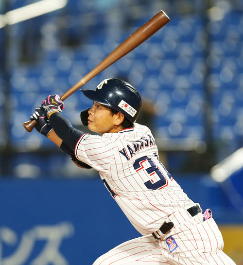 ヤクルト対DeNA 6回裏ヤクルト一死満塁、勝ち越しの左犠飛を放つ山崎(撮影・河田真司)