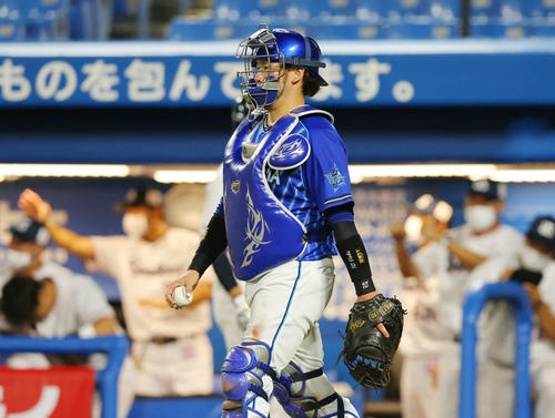 ヤクルト対DeNA 6回裏ヤクルト2死満塁、平田の暴投で失点しマウンドを見つめる戸柱(撮影・河田真司)