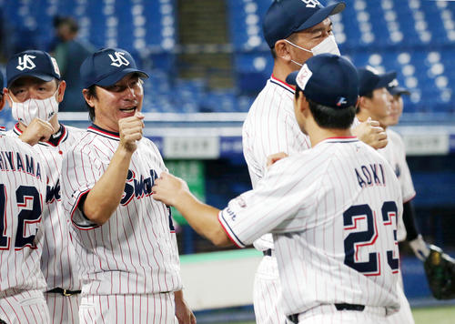 ヤクルト対DeNA 試合後、青木(右)を迎える高津監督(撮影・狩俣裕三)