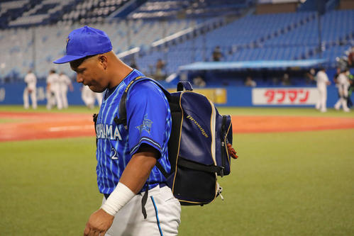 ヤクルト対DeNA ヤクルトに敗れ球場を引き揚げるDeNAロペス(撮影・河田真司)