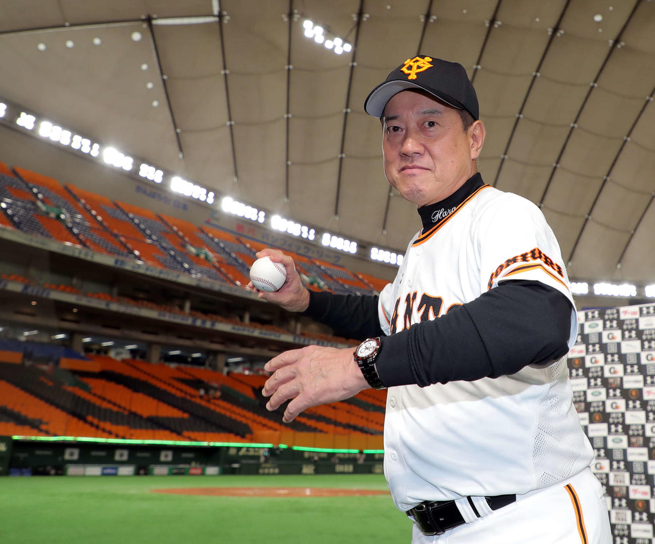巨人対中日　監督通算1034勝を飾った巨人原監督は、沢村からプレゼントされたウイニングボールを披露する