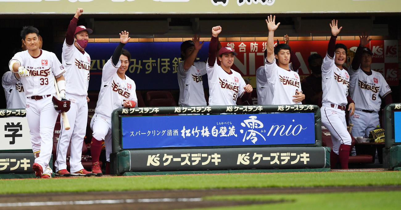 楽天対ロッテ　1回裏楽天2死一、三塁、島内宏明が右前適時打を放ち盛り上がる楽天ナイン（撮影・横山健太）
