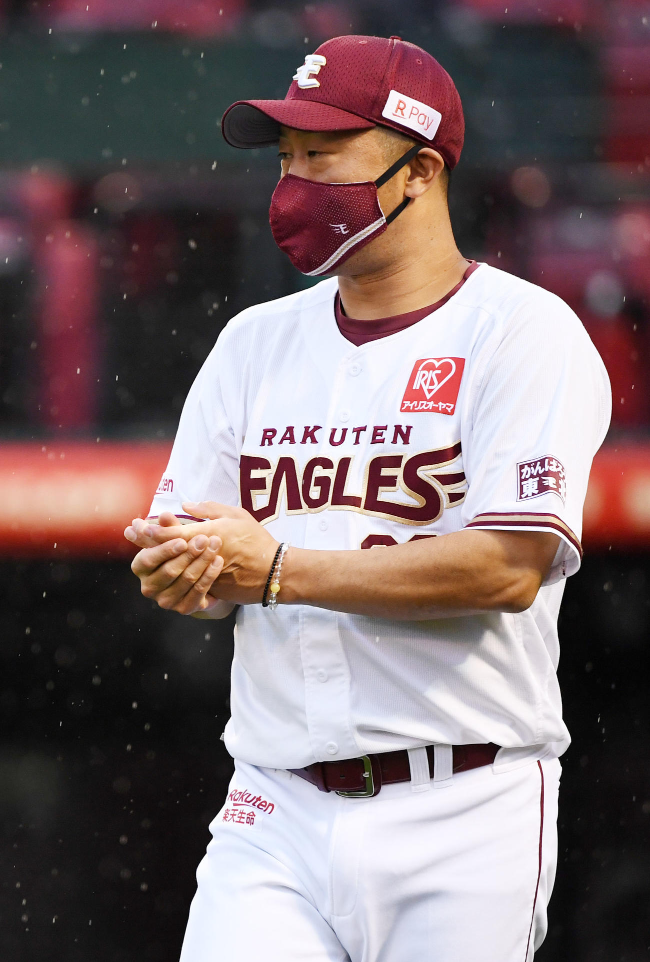楽天対ロッテ　7回表開始前、選手交代を告げる楽天三木監督（撮影・横山健太）