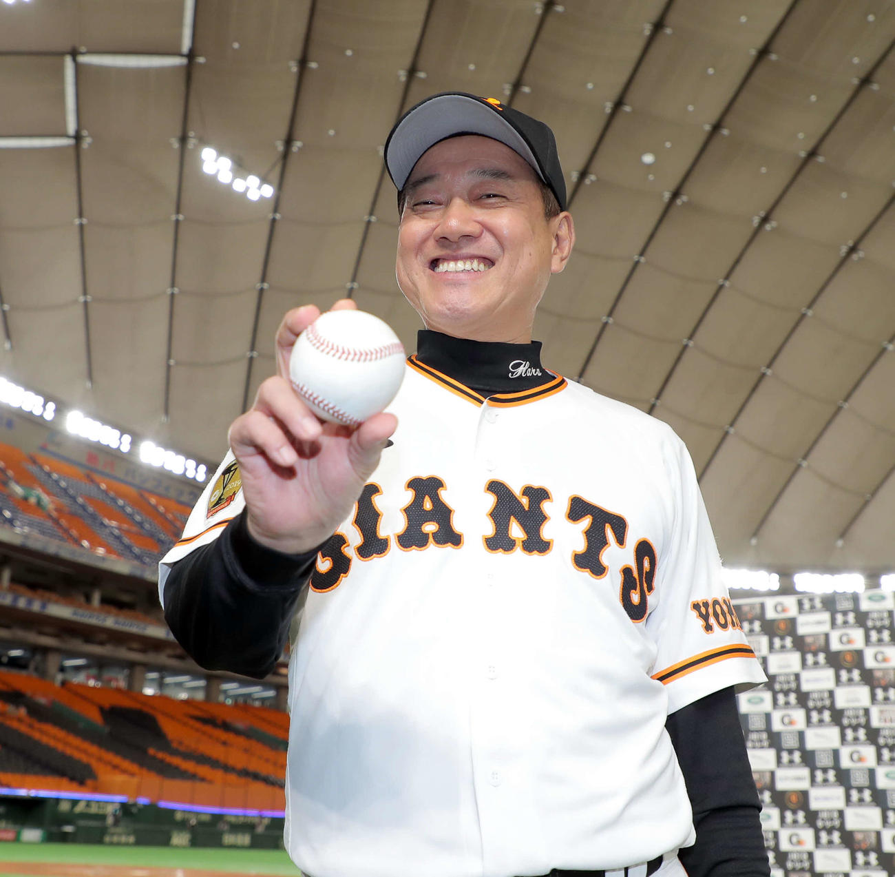 巨人対中日　監督通算1034勝を飾った巨人原監督（左）は、沢村からプレゼントされたウイニングボールを手に笑顔を見せる