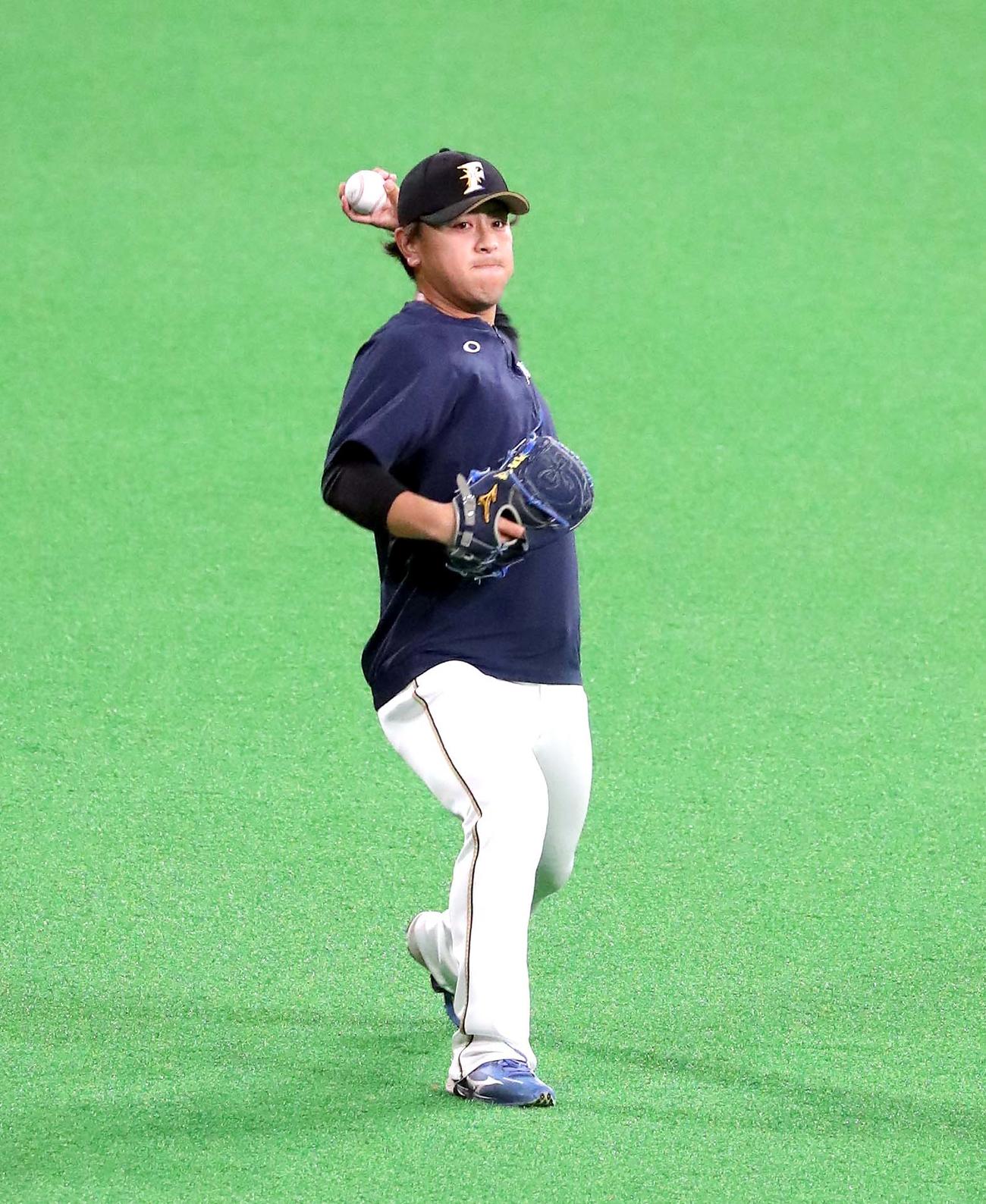 日本ハム対ソフトバンク　キャッチボールをする日本ハム河野（撮影・佐藤翔太）