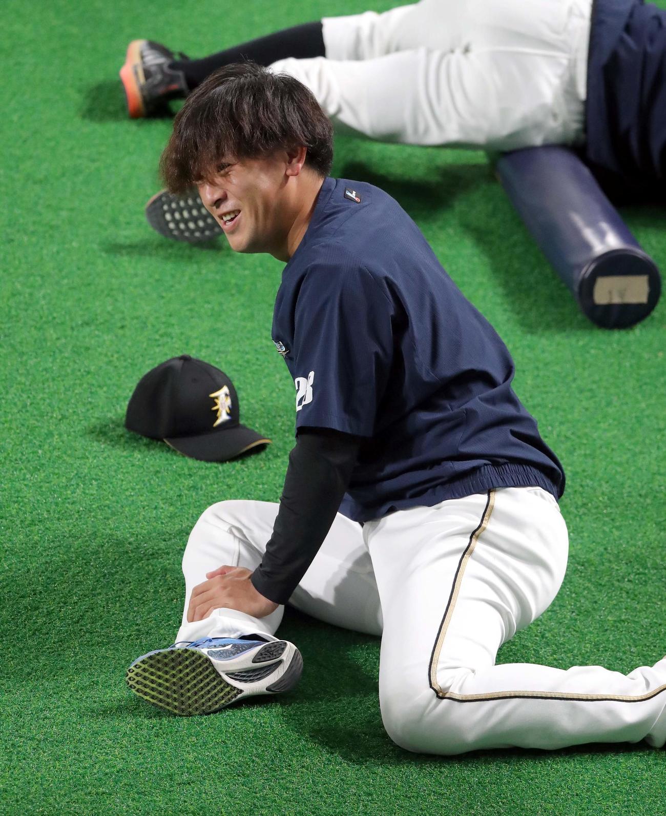 日本ハム対ソフトバンク　笑顔でストレッチをする日本ハム河野（撮影・佐藤翔太）