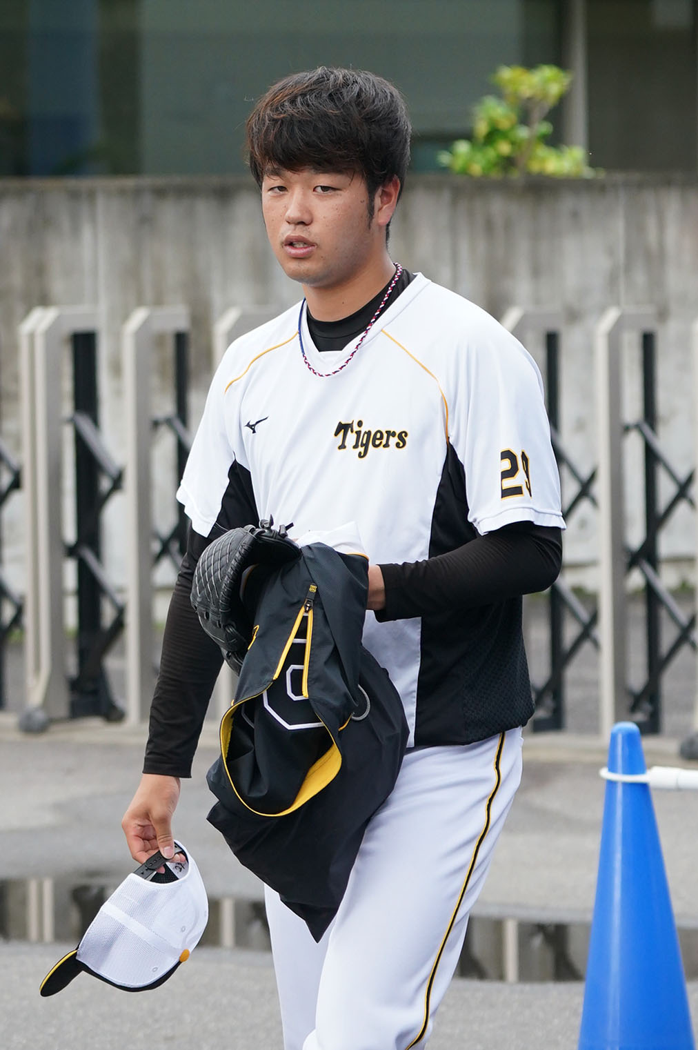 ウエスタンリーグ　中日対阪神　練習を終え引き揚げる高橋遥人（撮影・森本幸一）
