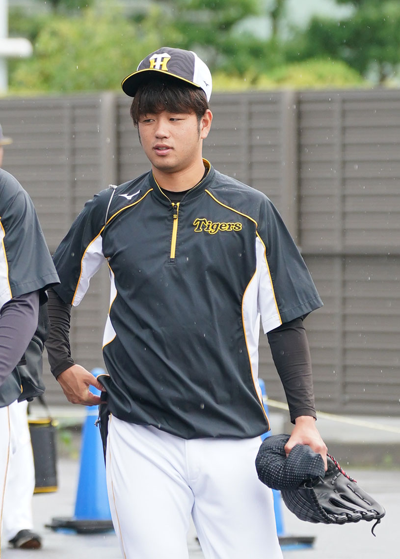 ウエスタンリーグ　中日対阪神　雨天中止となり屋内練習場へ向かう高橋遥人（撮影・森本幸一）