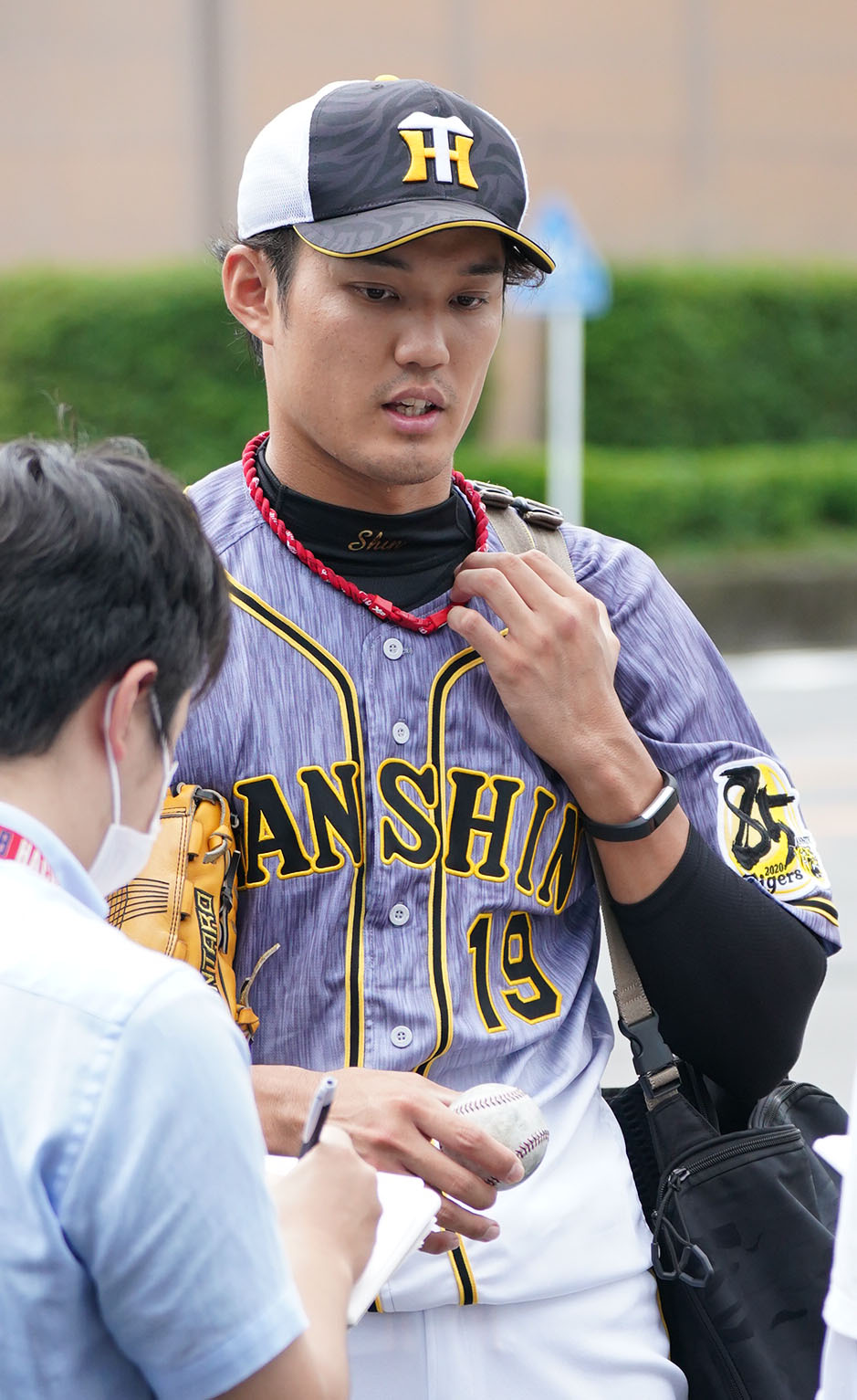 ウエスタンリーグ　中日対阪神　練習を終え取材に応じる藤浪晋太郎（撮影・森本幸一）