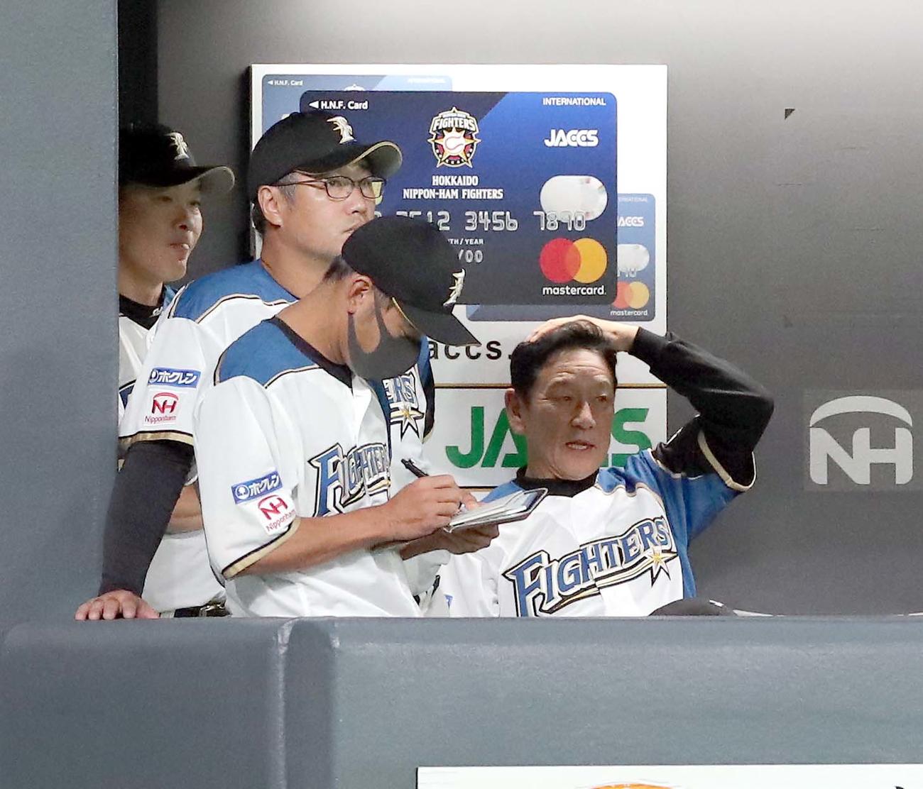日本ハム対ソフトバンク　ベンチで頭を抱える日本ハム栗山監督（右）（撮影・佐藤翔太）