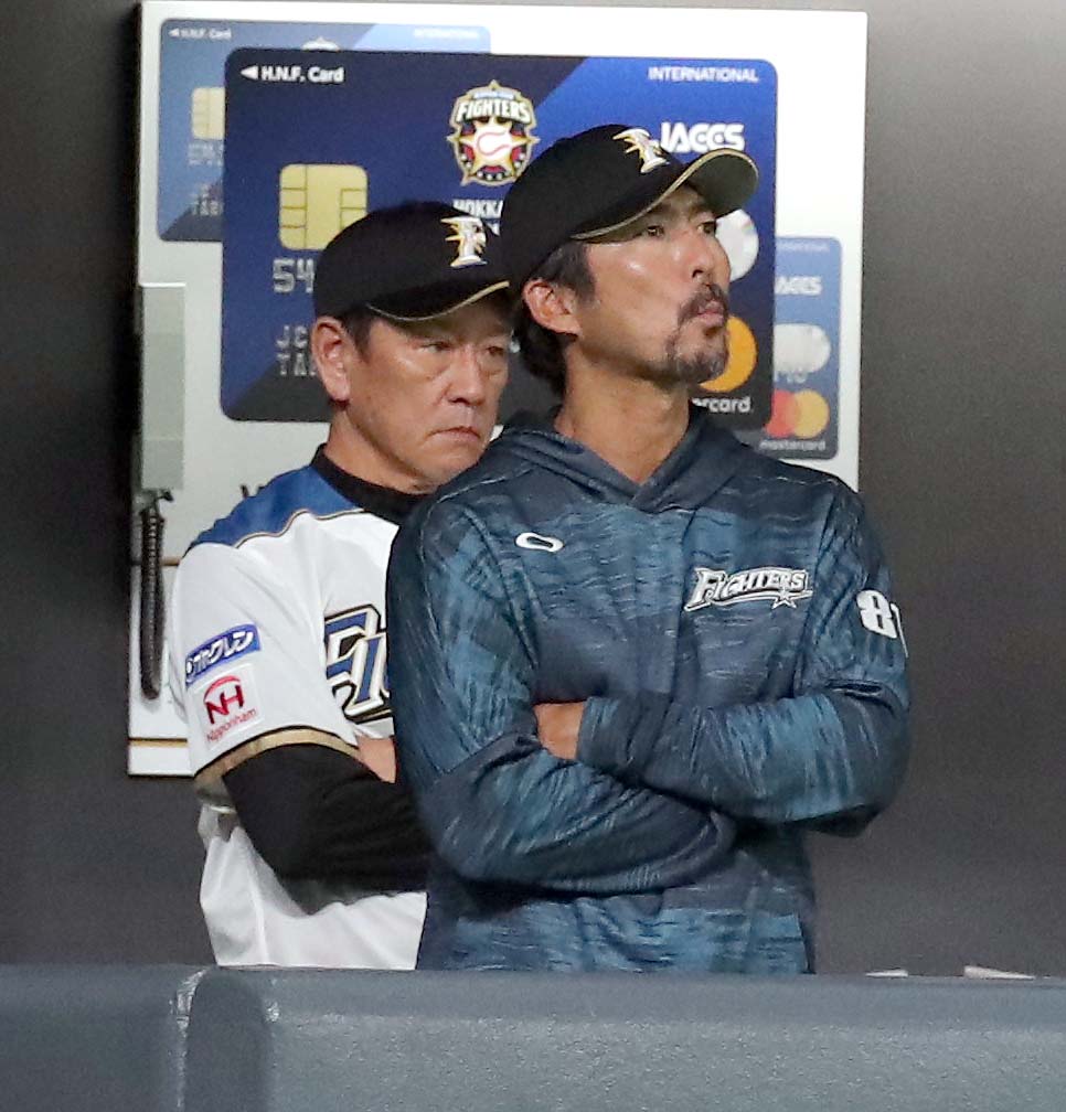 日本ハム対ソフトバンク　ベンチで険しい表情の日本ハム栗山監督（左奥）（撮影・佐藤翔太）